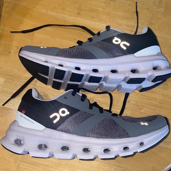 On running cloud runner sneaker - Picture 2 of 7